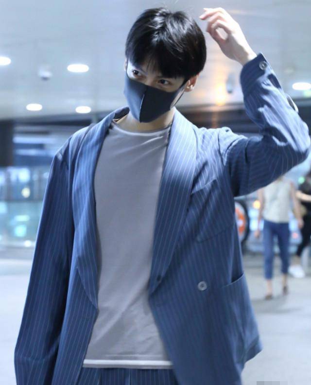 罗云熙身穿格子衬衣配牛仔裤,真人也太帅啦_气质_高冷_剧中