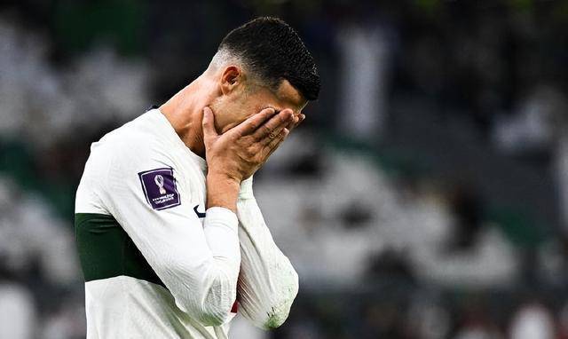 从首发到替补,c罗哭着走,球迷:我也哭了!_世界杯_足球运动员_决赛