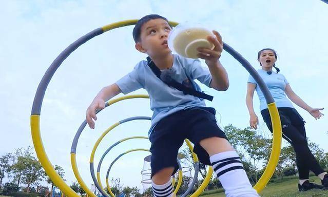 有谁注意大麟子的暖心举动_节目_牛奶_小朋友