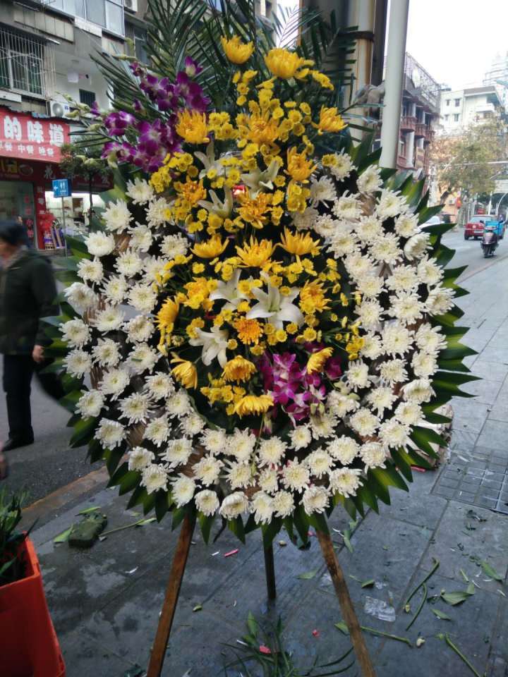 葬礼应该送什么花:葬礼严肃,葬礼送花应选对鲜花品种_菊花_逝者_花圈