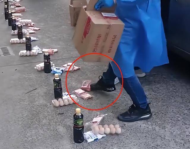 这种举动让许多网友们看了气愤不已,大家一瞬间在网络上掀起了轩然