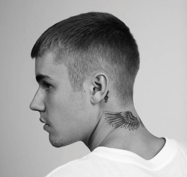 1.这张照片中的比伯,穿着白t桖,颜值爆表啊!纹身也很好看哦!