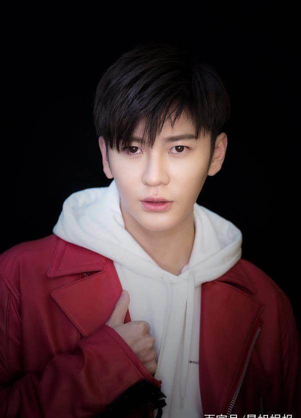 王嘉还多次与关晓彤,易烊千玺捆绑参加各大类公益活