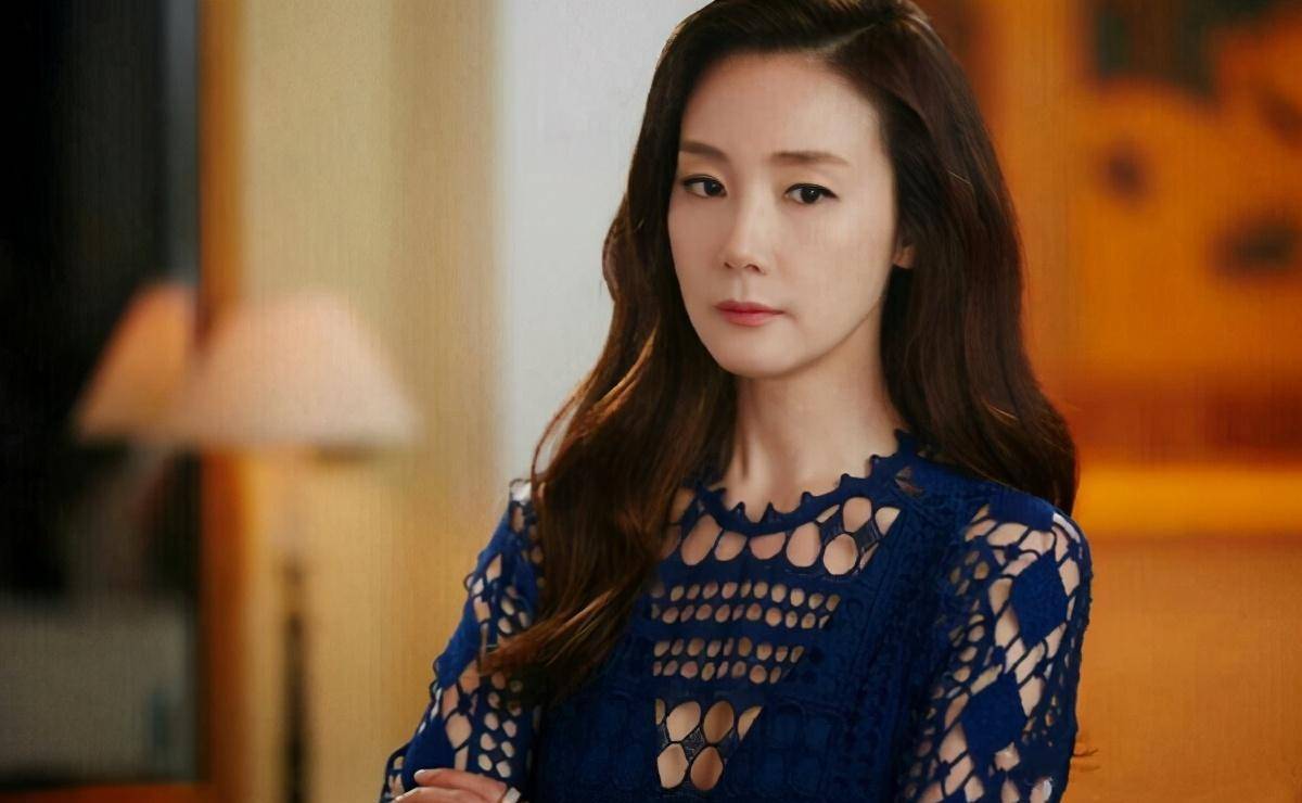 凭借端庄秀丽的长相以及出色的演技,崔智友在观众心中留下了难忘的