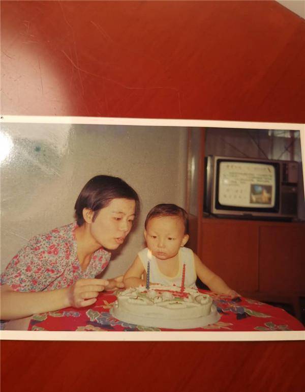 而许敏太爱孩子,甚至愿意为姚策割肝救子,姚策去世的时候因为没见到最