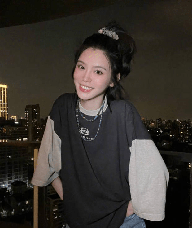 奚梦瑶扎高马尾少女感十足 对镜比耶甜笑可爱迷人_天台_镜头_脸蛋