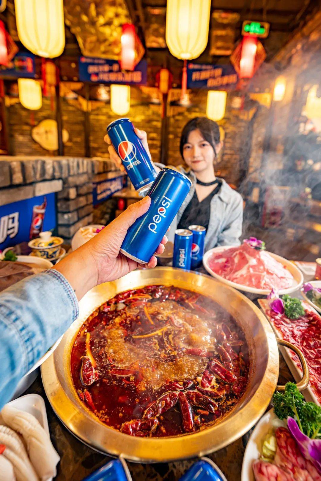 当一口冰凉的可乐进入如火烧的口腔,先是一种浇灭火种的热辣快感,接踵