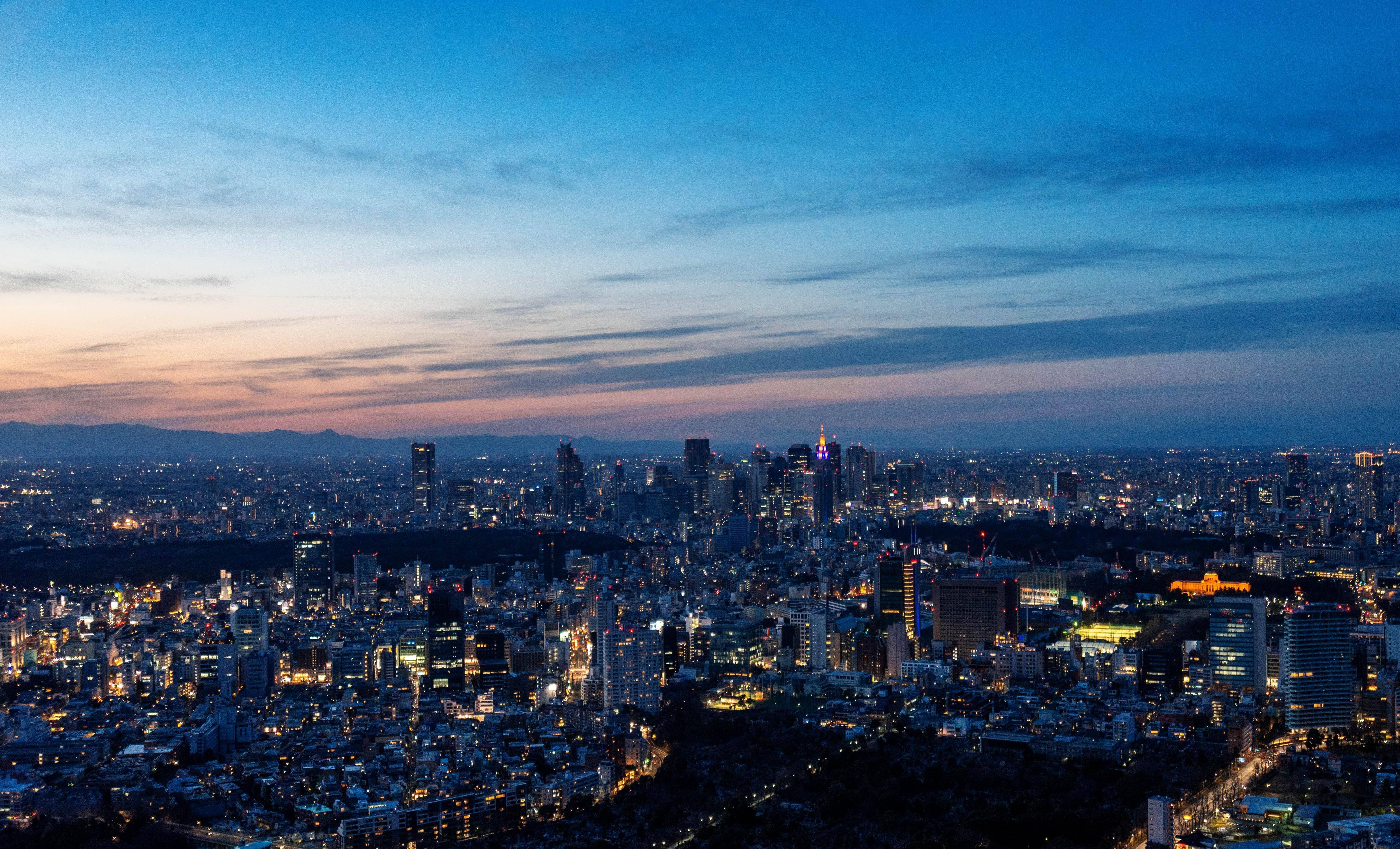 高空俯瞰东京全景,建筑密集而精致,超高层大楼却不多