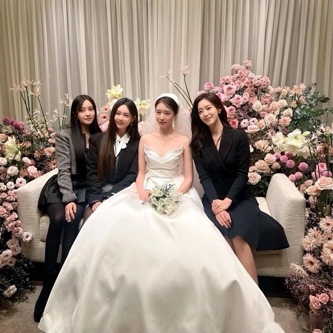 韩国女团成员imiss婚礼图片