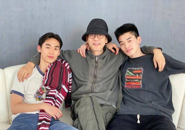 网友偶遇林依轮夫妇甜蜜逛街,主动和粉丝聊天,妻子西华气质超好_儿子