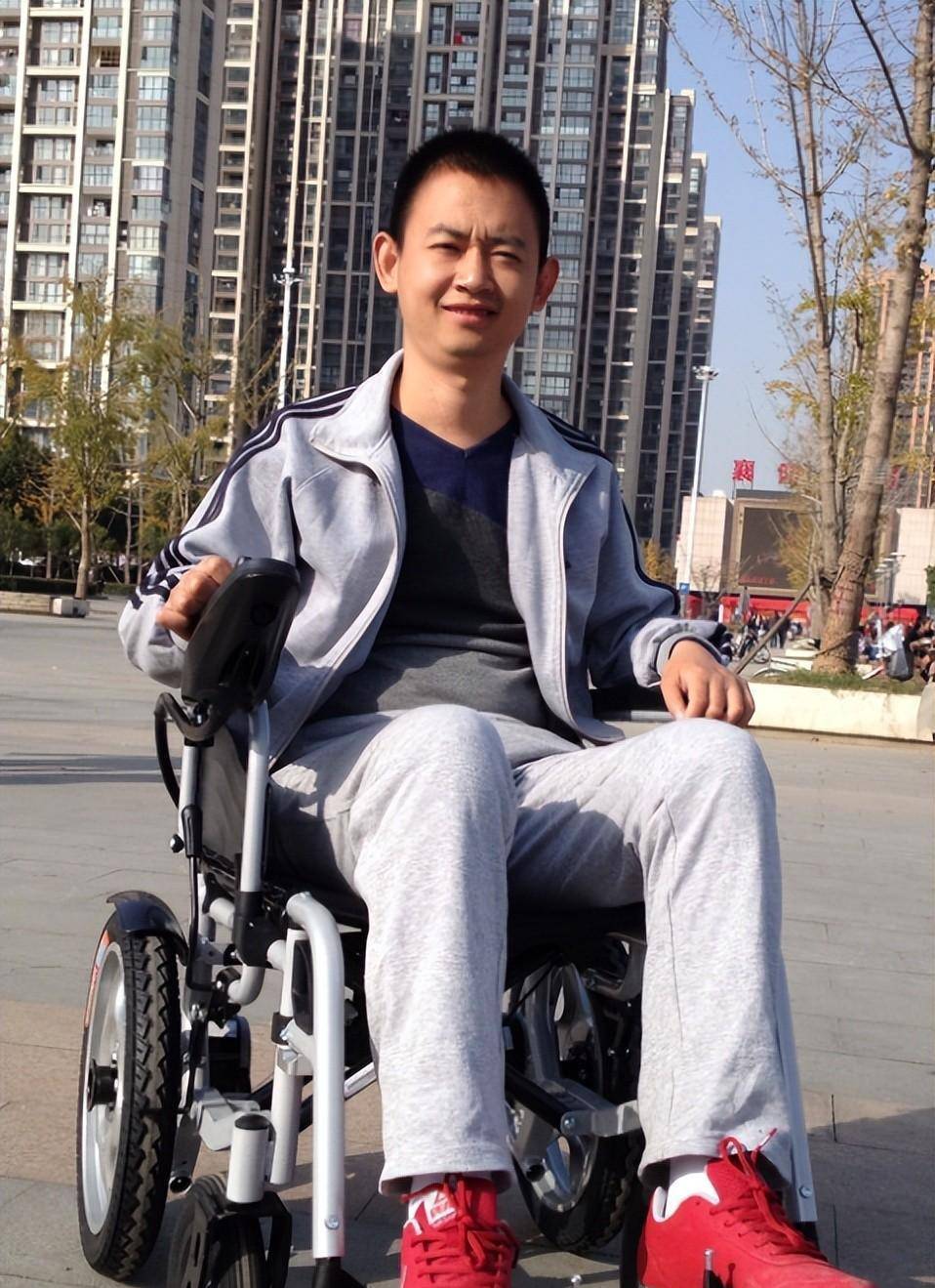 我,高位截瘫患者,26岁自主创业卖轮椅,从外贸小白成2000万销冠