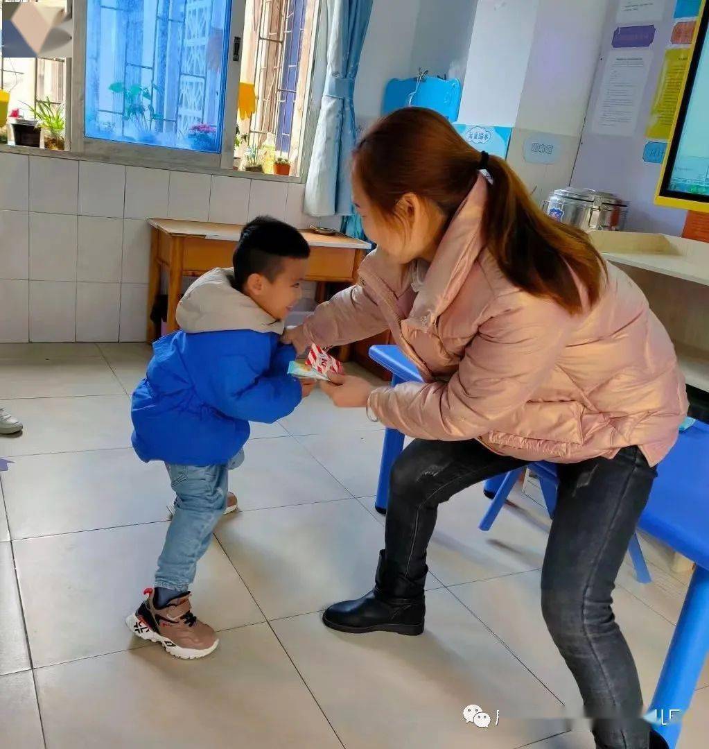 抱你走,抓住栏杆不松手;家长们,得警惕,防拐意识要升级;孩子们,别恐惧