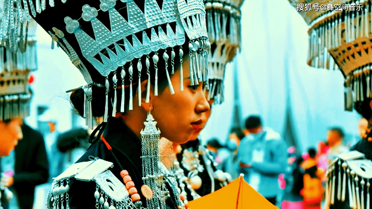 彝族传统文化的代表——彝族歌舞艺术_彝家_青年_火把