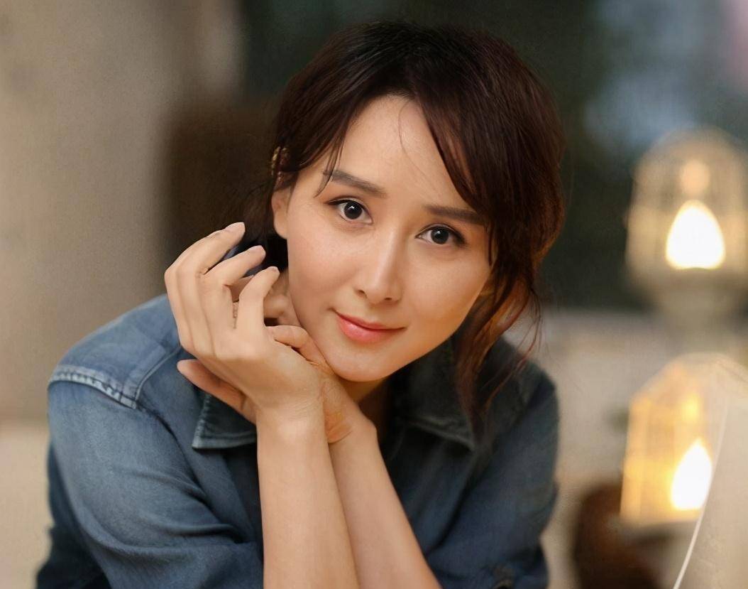 胡静:嫁大12岁富豪太幸福,三口之家生活惹人羡,今状态似少女_朱兆祥