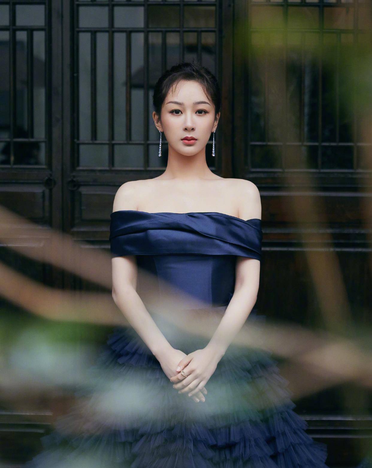 杨紫最新活动造型,一袭暗夜蓝星空露肩长裙,古典优雅,温婉动人_气质
