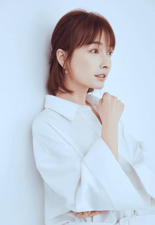 吴昕简洁套装很淡雅,短发搭配更有亮点,是岁月沉淀的气质_服装_年纪