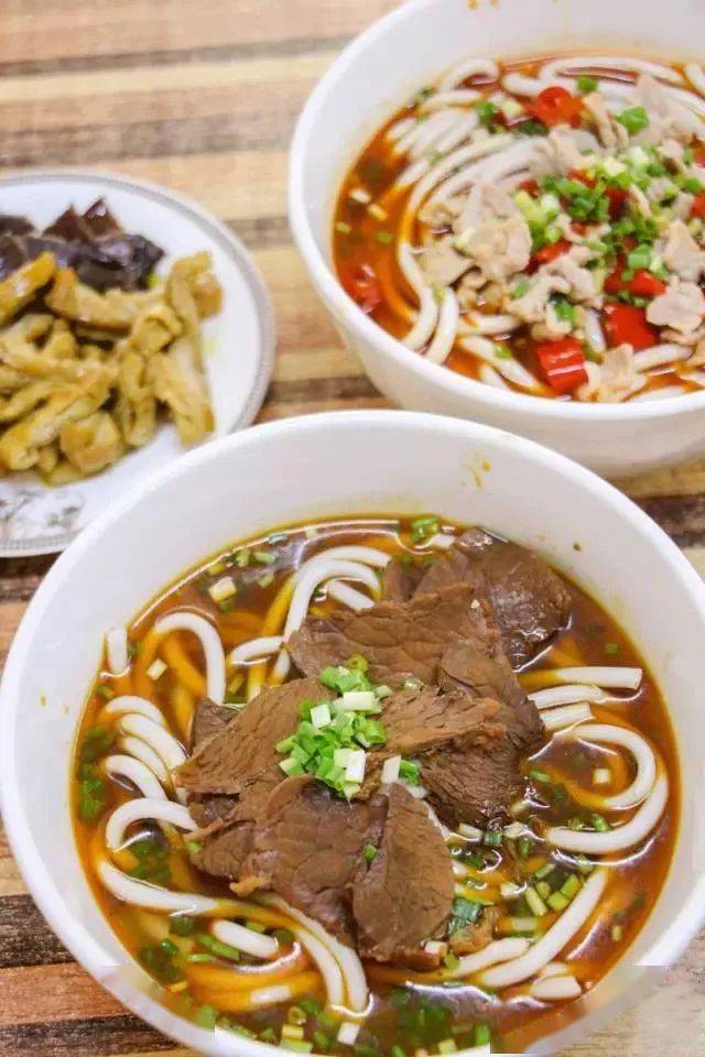 湖南人的一天,是从早上嗦一碗热腾腾的米粉开始的.