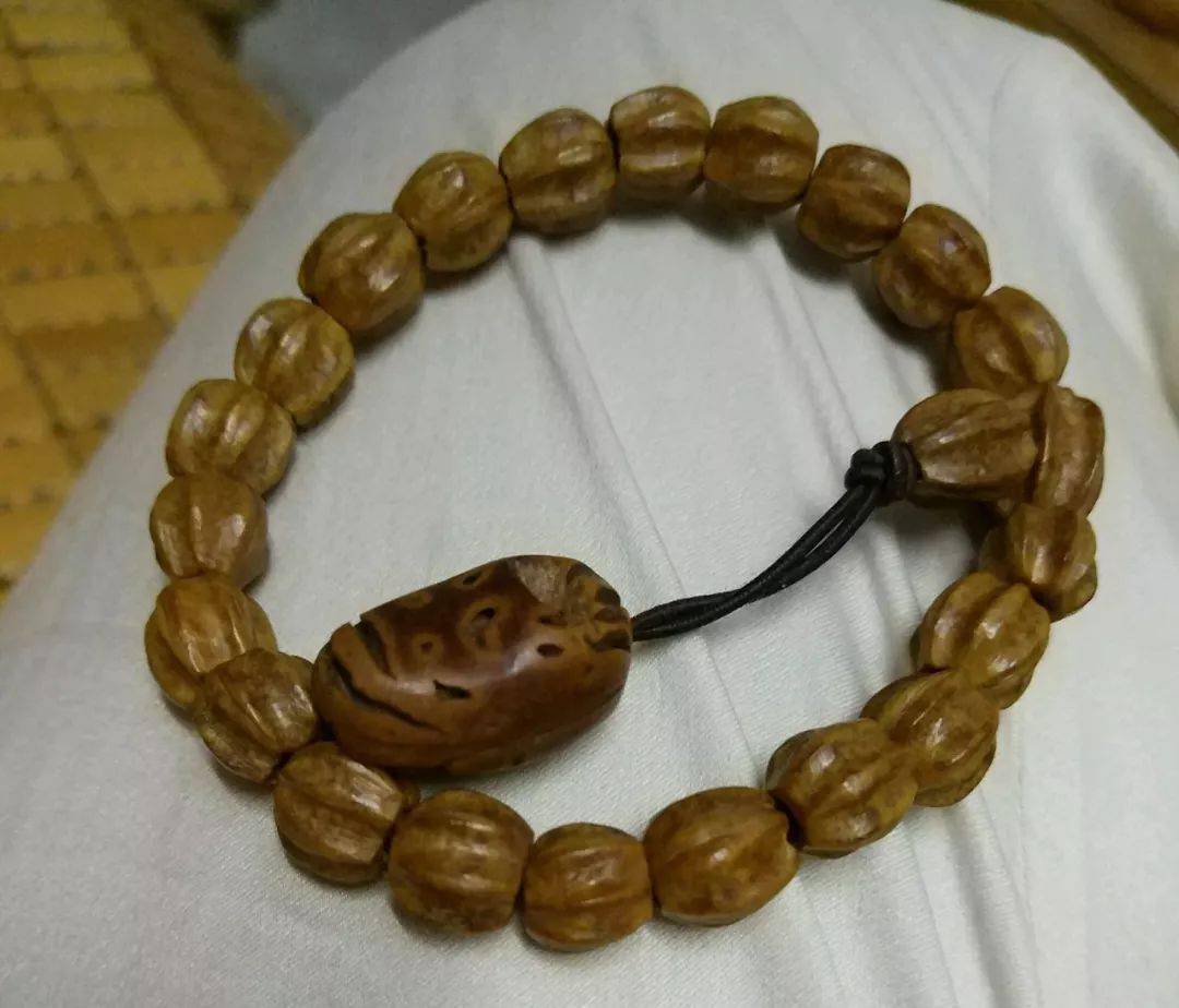 虽然跟百香籽比,苦楝子要弱很多,但是一种手串只要存在着,总有人会