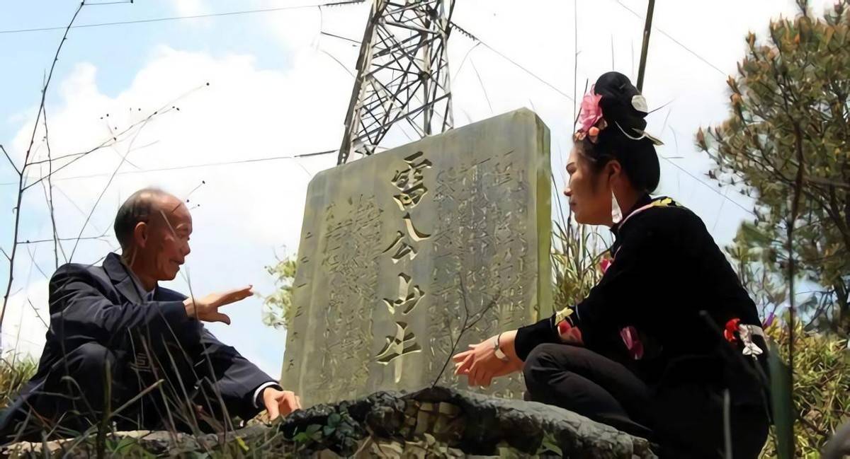 16人抬棺500人送葬,主人千里送葬,一头老牛的葬礼为