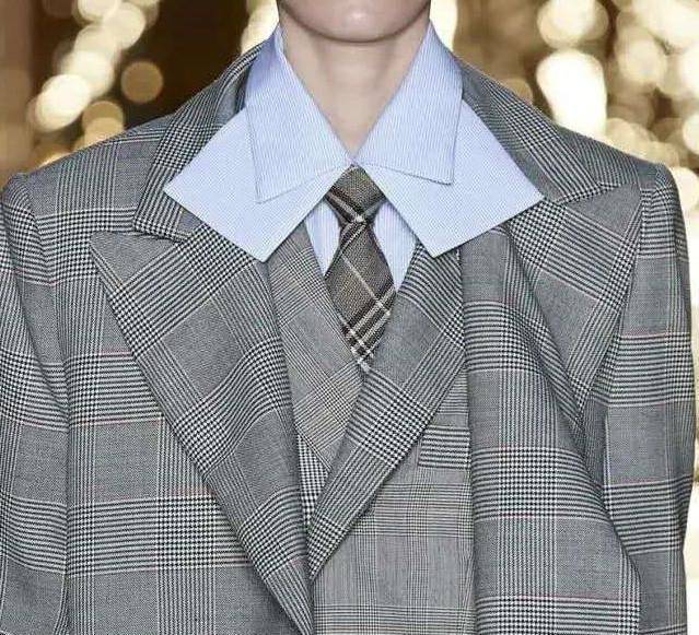 而领子的整体包括:领上口,领下口,领外口,领座,翻领,领串口, 领豁口.