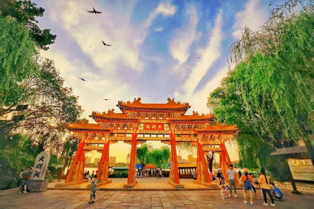 王琴摄影:李锋从超然楼码头水路出大明湖,过青龙桥,在南护城河畔,一边