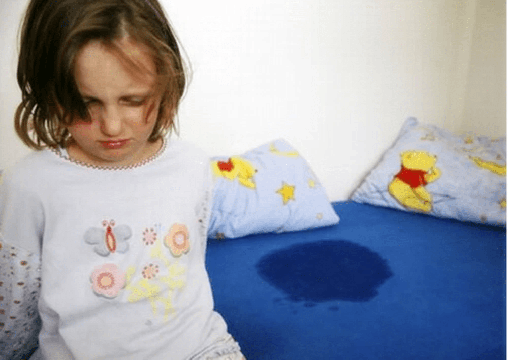 小孩尿床的5个因素(正确对待孩子尿床问题)