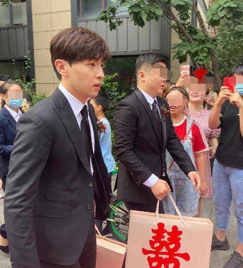 邓伦给发小当伴郎,新娘盯着邓伦目不转睛,身旁新郎的表情成亮点_穿着