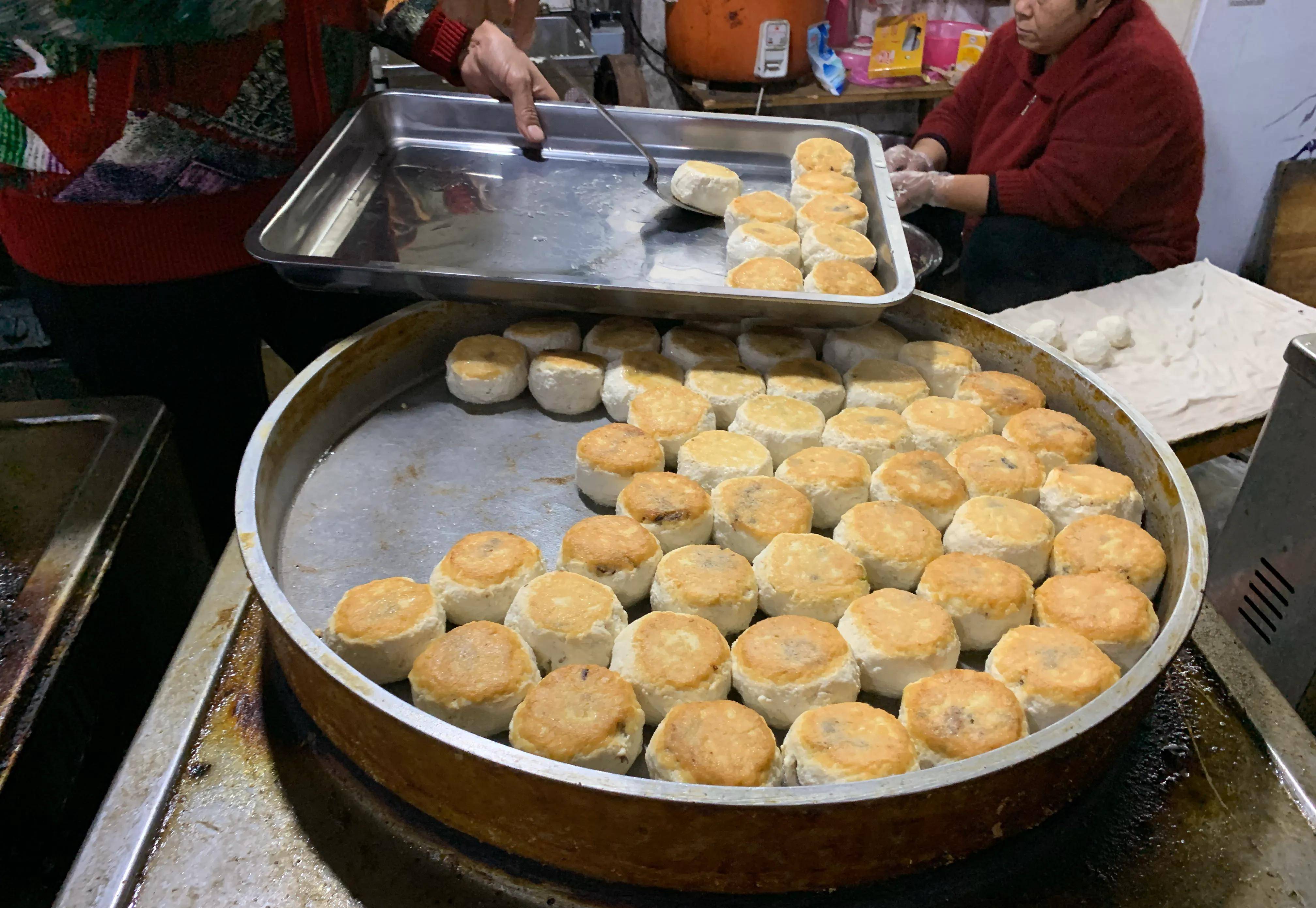 刘三姐的故乡宜州,逛菜市场看见很多不知名的小吃,有认识的吗?