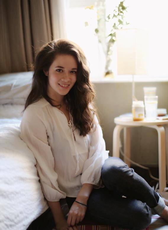 这位eva是由混血女孩徐嘉雯扮演.说起这个女演员,大家可能不是很熟悉.