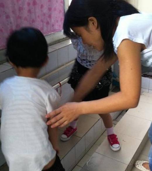 女儿问,为什么哥哥站着嘘嘘,我也想试试!