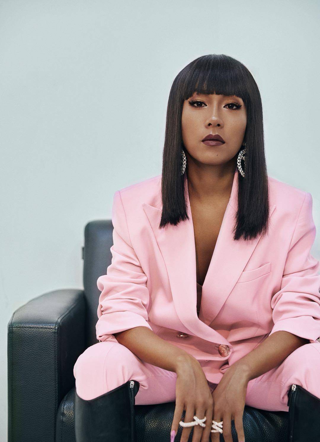 吉克隽逸穿芭比粉很拉风,读者说:换做是我驾驭不住_粉色_西装_西裤