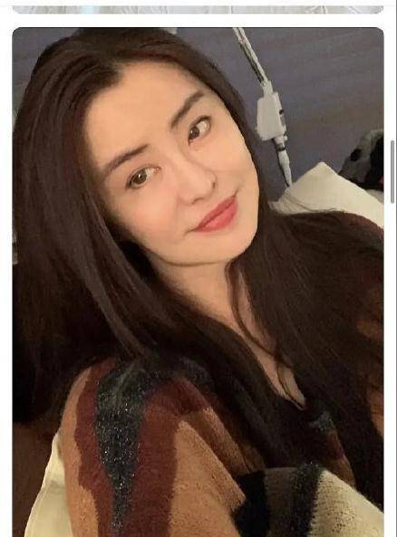 据悉王祖贤最近常常在个人贴吧晒自己近况,还贴心的跟网友互动,网友