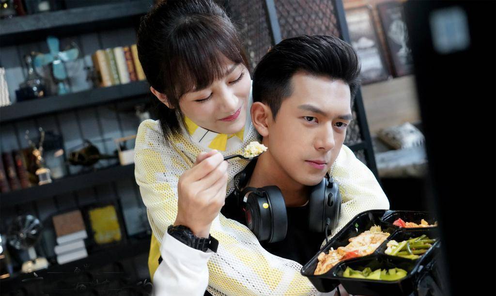 李现卡点为杨紫庆生,杨紫调皮回复李现乔欣太好笑,李现粉丝热评却引