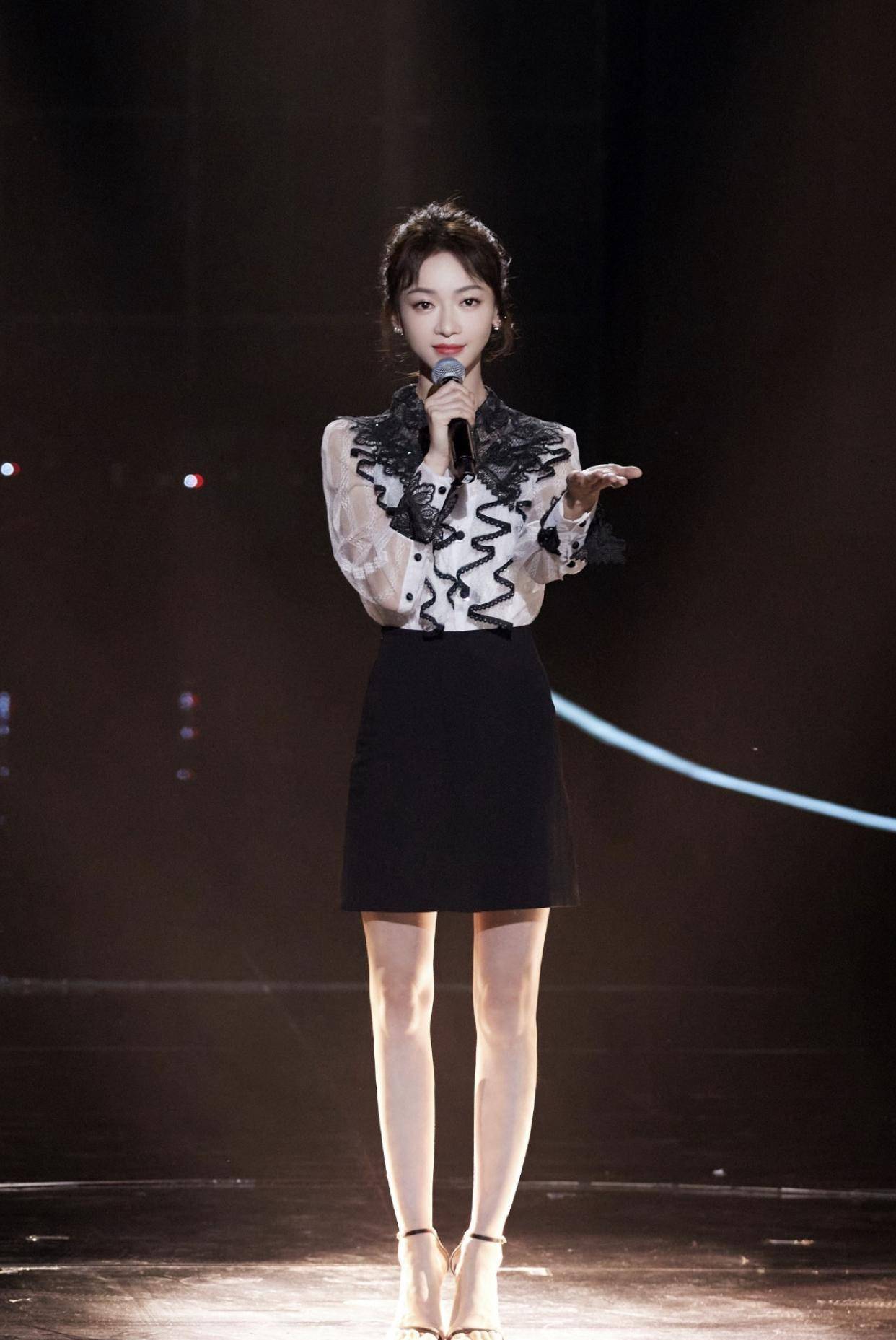 吴谨言穿黑色短裙站姿好美,细腿成亮点!