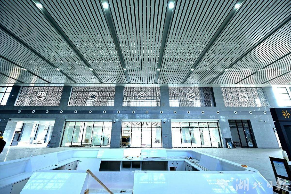 1995年由张家畈火车站更名为松滋火车站,1997年火车站新站房落成投入