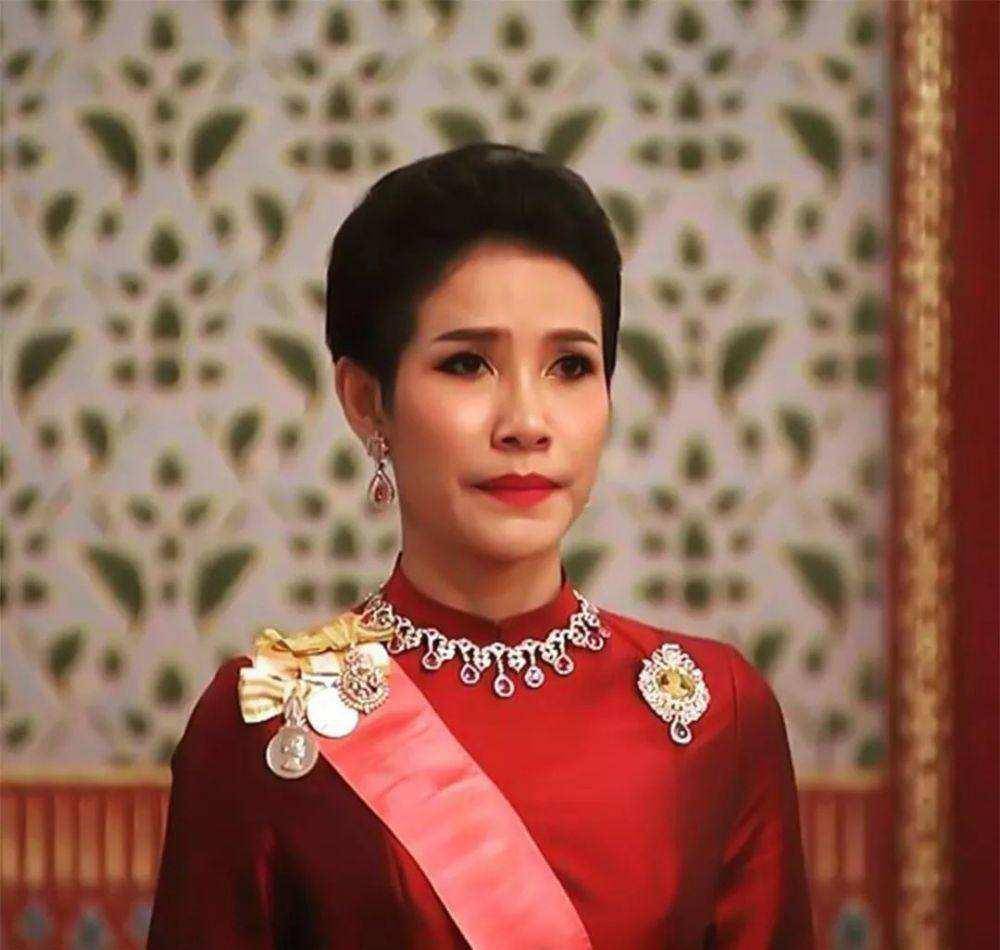 泰国王后大气晒贵妃照!贵妃穿衣时髦,可座位跟王后之间差两公主