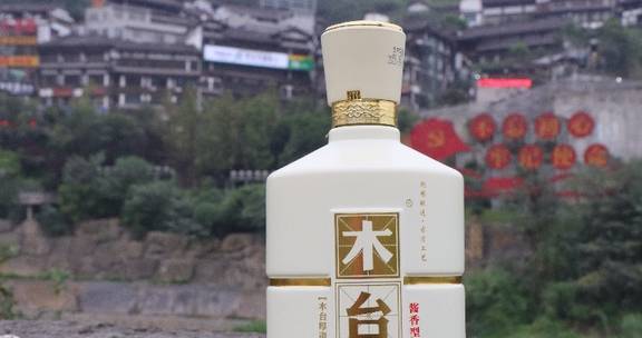 (1)木台厚道酒53度酒厂位于茅台镇,赤水河沿岸,所用的酿酒原材料就是