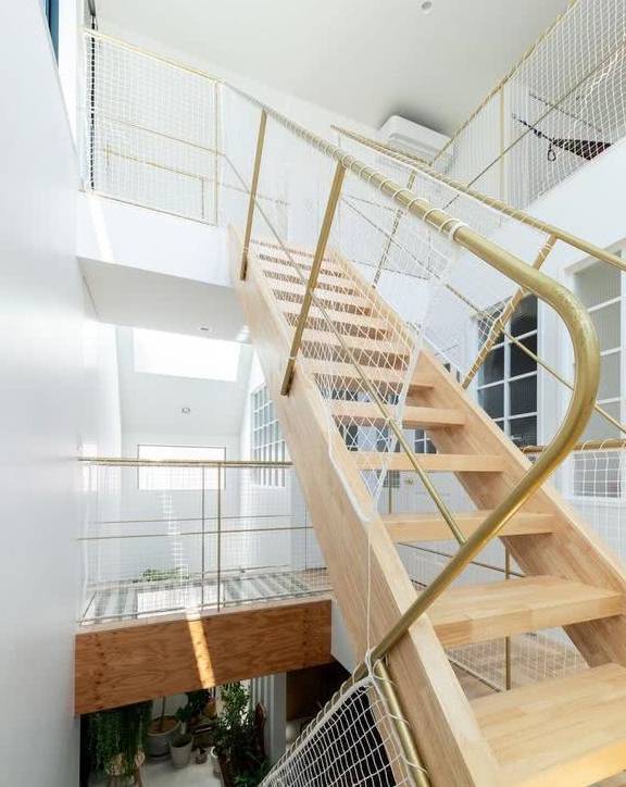 当时跟风装无扶手楼梯,现在上下楼梯腿打颤,自从加了绳子安全了_护栏