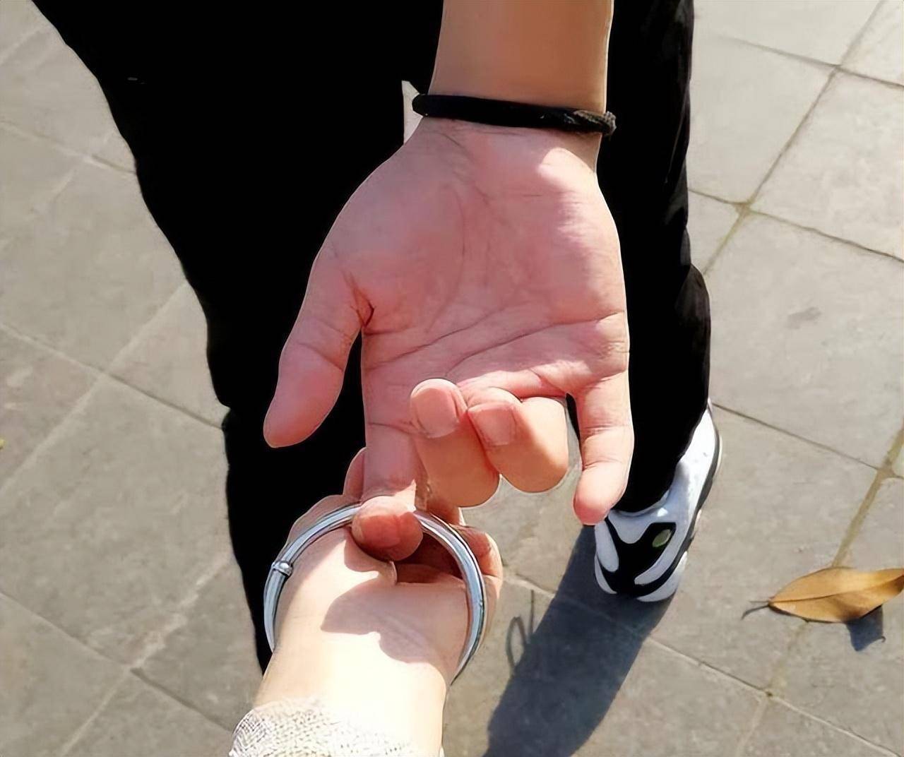 甚至有的男孩讨好女孩,会在手腕上套上女孩的头绳,暗示自己"名草有花"