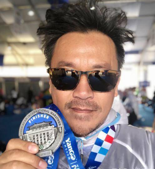 王学兵第三段婚姻终获幸福,与娇妻合影如隔辈,4岁儿子颜值很高_张芊芊