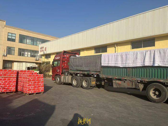 这几天,临沂市平邑县地方镇一家罐头厂负责人苗森的电话响个不停,"