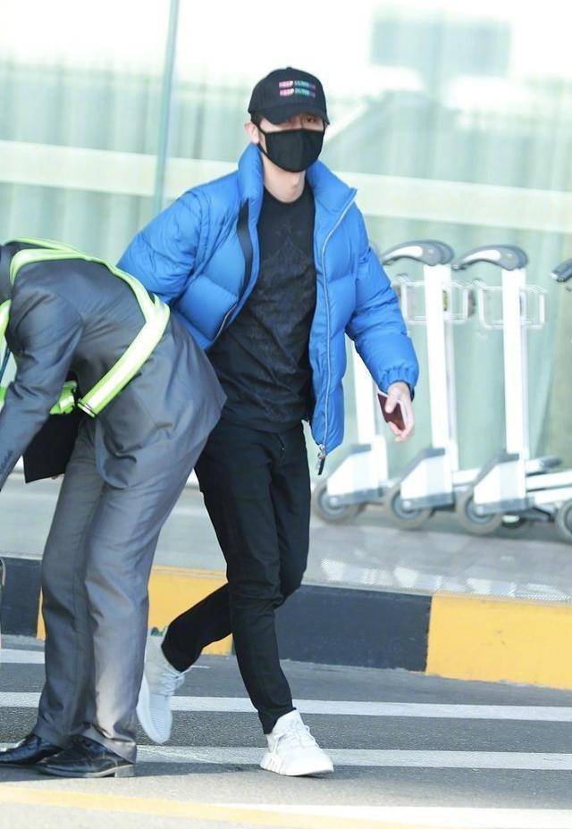 李晨最新机场照:小腹突出身材走形严重,看眼神都感觉到他很累_俞飞鸿