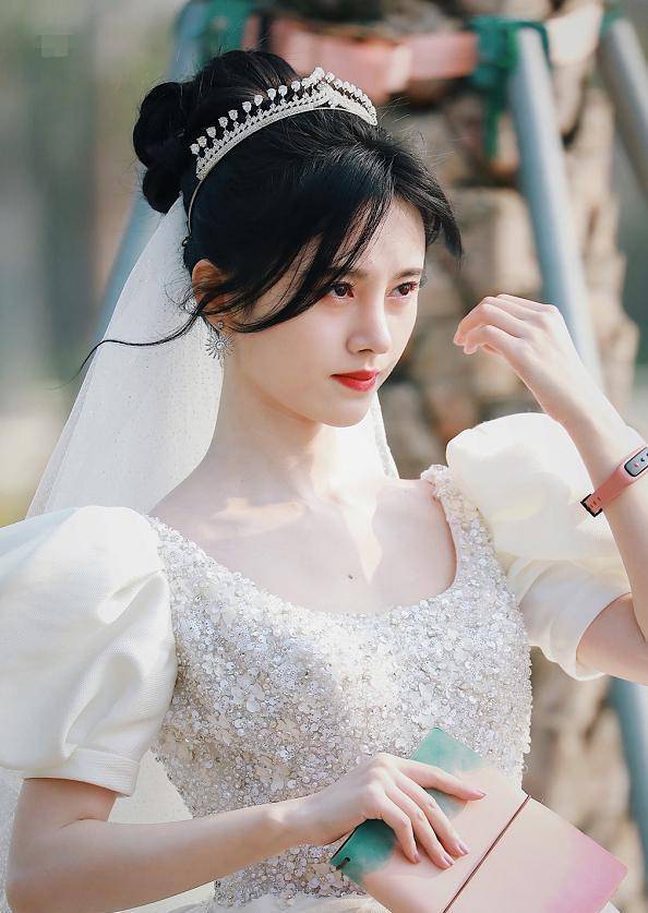 鞠婧祎"婚纱照"被疯传,当她被镜头怼脸拍,怎一个美字了得_传奇_五官