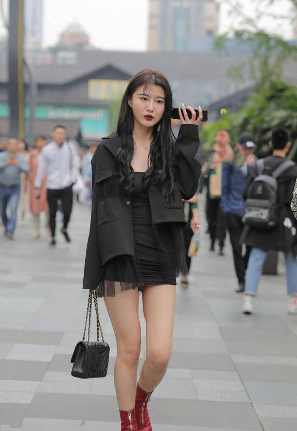 路人街拍,美女穿天蓝色短袖圆领上衣,展现别样的优雅女人味_运动_姐姐