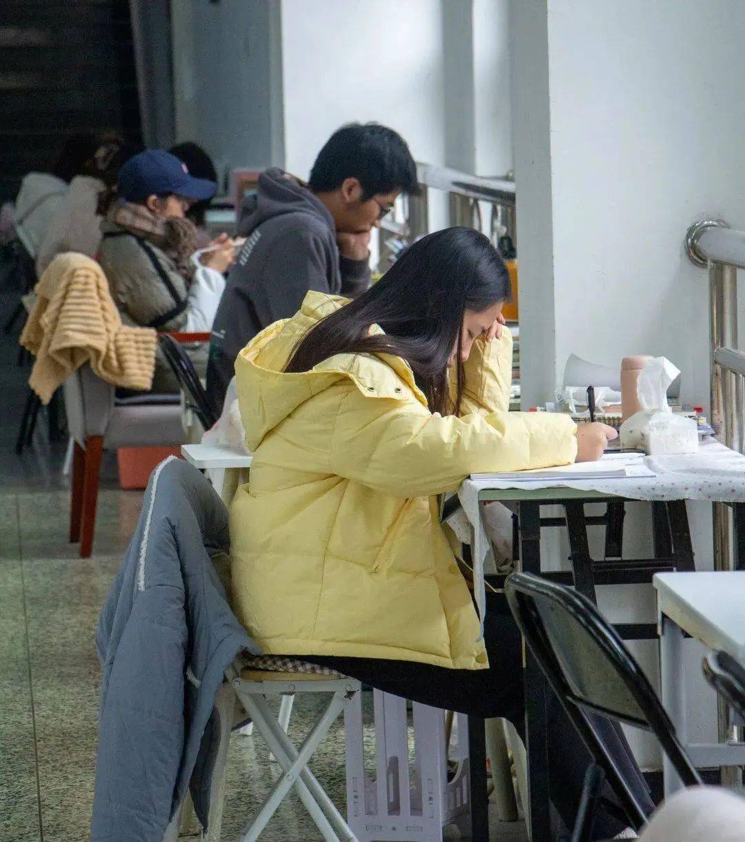 埋头苦读的坚持一张张写上鼓励话语的便利贴田家炳part02你们伏案疾书