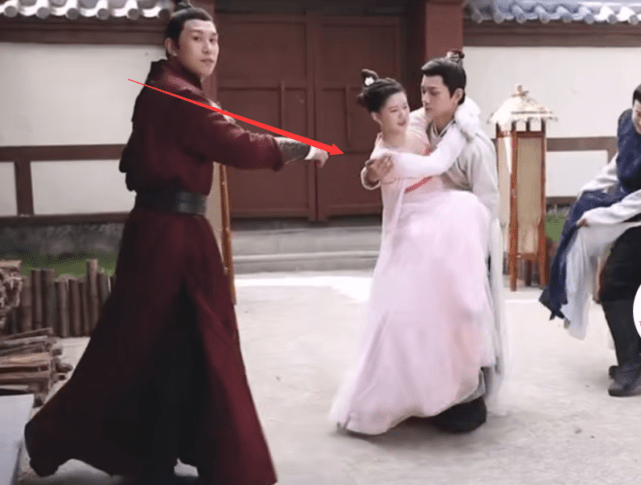 赵露思被丁禹兮公主抱,看清男生抱起时的表情,还说自己79斤?