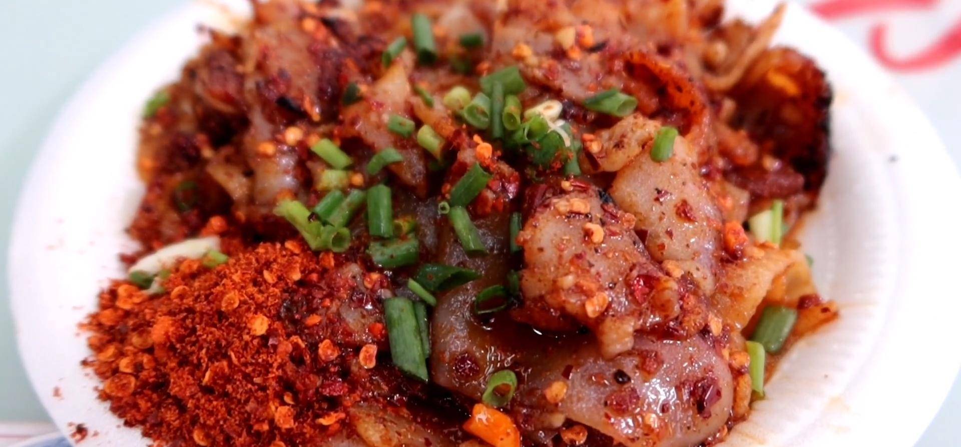 这个烤米皮还是最传统的那种制作方法,它的食材主要是大米,老板说他