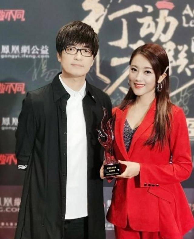 新搭档白色衬衣挺帅气,王小玮打扮休闲开心弹唱_小海_照片