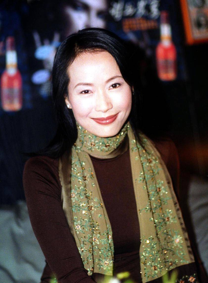 结婚34年无子女,目睹富豪丈夫"梅开四度",叶童为何坚持不肯离婚?