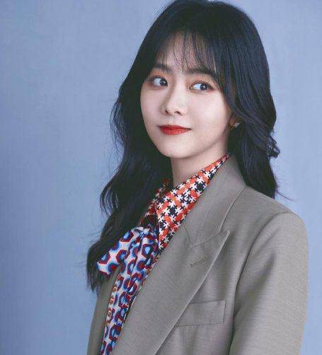 老土的老干部西装,谭松韵搭配印花衬衫复古又高级,有轻熟范吗?